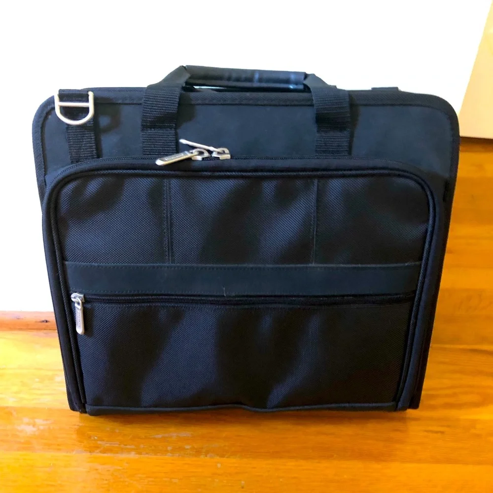 NWOT Black Canvas Compaq laptop with Shoulder Strap and leather Handles